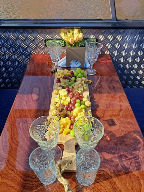 Amsterdam: Luxury Cheese & Wine Canal Cruise - Check-in Timing at HArt Museum Dock for a Smooth Start
