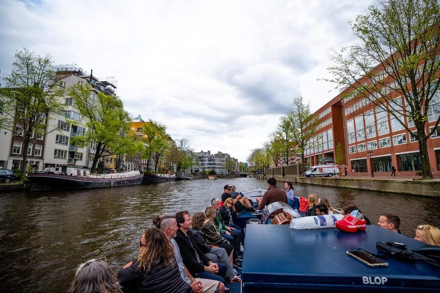 Amsterdam:Old City Canal Cruise with Live Guide and Open Bar - Key Things to Know Before You Go
