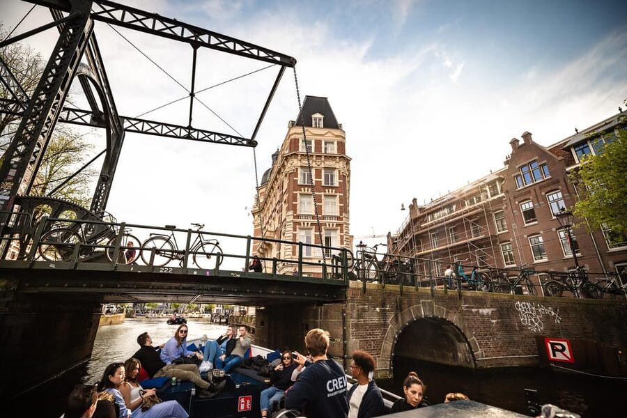 Amsterdam:Old City Canal Cruise with Live Guide and Open Bar - Bridges, Bridges, Bridges: Magere Brug (Skinny Bridge) Photo Stops
