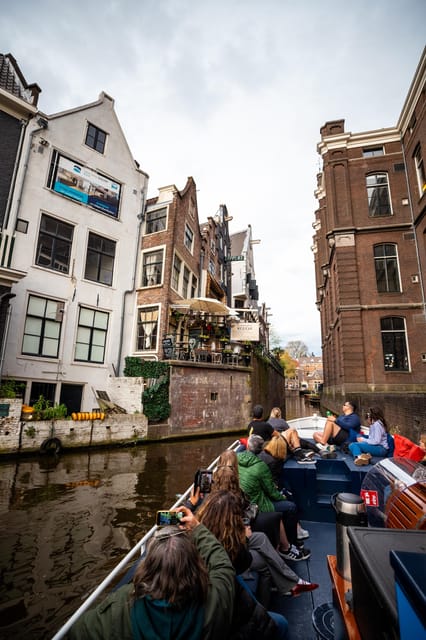 Amsterdam:Old City Canal Cruise with Live Guide and Open Bar - Open Bar + Blankets: Why the Small Comforts Matter