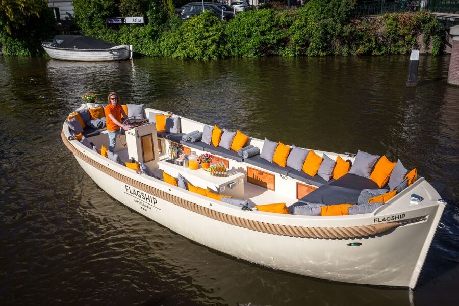 Amsterdam: Private Prosecco Canal Cruise Tour - The guide and skipper combo: more than sightseeing patter