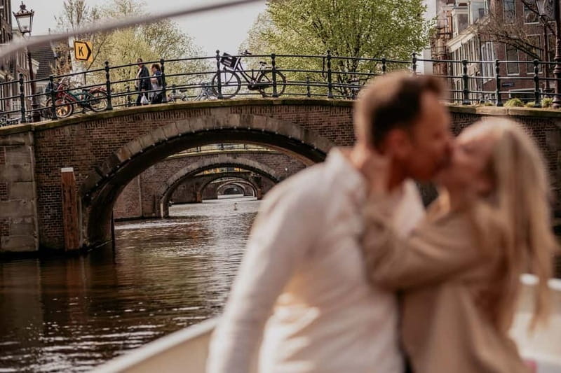 Amsterdam: Private Romantic Canal Cruise w. Prosecco/Snacks - A romantic route that avoids the loud, crowded canal feeling
