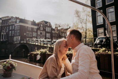 Amsterdam: Private Romantic Canal Cruise w. Prosecco/Snacks - Where you meet: Keizersgracht 401 and the cream-top boat