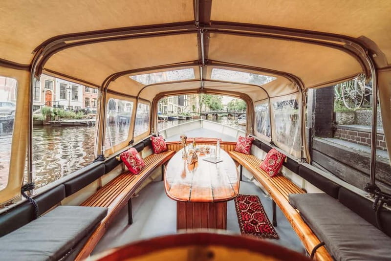 Amsterdam: Private Romantic Canal Cruise w. Prosecco/Snacks - The bridges and love spots: Seven Bridges of Love from water level