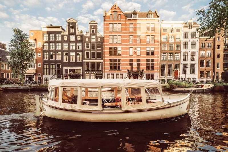 Amsterdam: Private Romantic Canal Cruise w. Prosecco/Snacks - Canal houses and photo stops: where the boat slows down