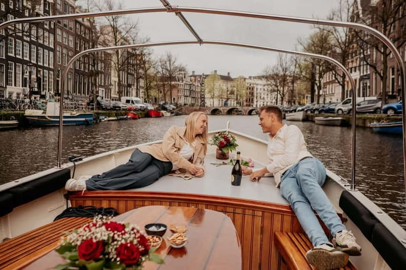 Amsterdam: Private Romantic Canal Cruise w. Prosecco/Snacks - The guide’s romance stories: history plus mood, not a lecture