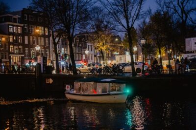 Amsterdam: Private Romantic Evening Canal Cruise + Bubbles/Snacks - Electric Boat Comfort: Blankets, Heat, Roof, and the No-Restroom Reality