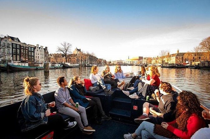 Amsterdam Sunset Canal Cruise with Live Guide and Open Bar - Group Size and Hearability: Max 35 Keeps It from Getting Chaotic