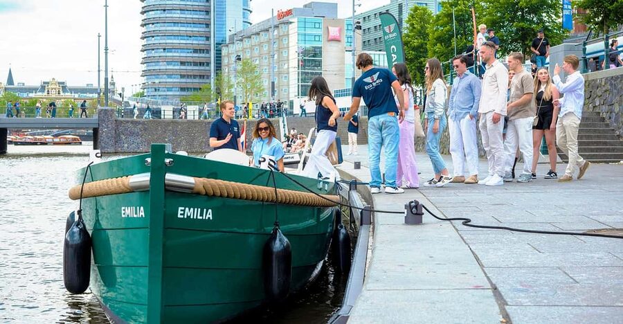 Amsterdam: The Newest Canal Cruise with Drink Option - Where You Meet: Amsterdam Central Station, dark green flag only
