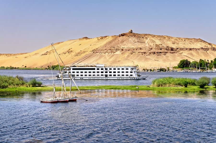 Aswan: 3 Days Nile River Cruise & Hot Air Balloon Ride - Day 1: Aswan Pickup and a Sunset Stop at Kom Ombo