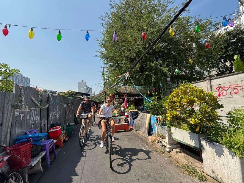 Bangkok: Bicycle Experiences and Longtail Boat Canal Cruise - Phlu Market (Talat Phlu): the tour’s local on-ramp