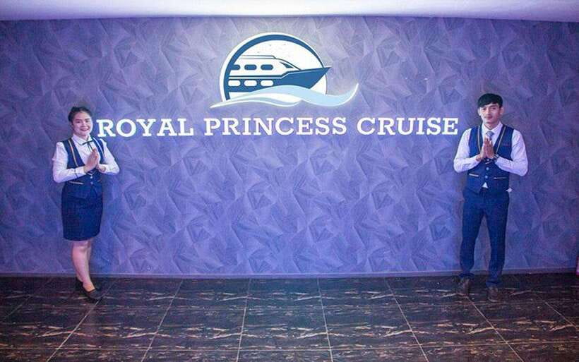 Bangkok: Royal Princess River Dinner Cruise with Live Music - Views and comfort: top deck strategy, weather, and the bridge duck