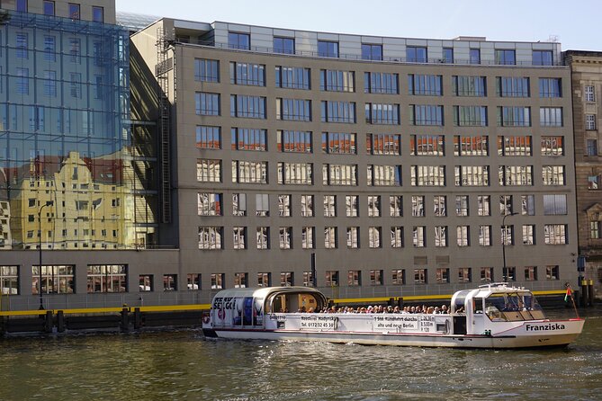 Berlin: 1-hr Boat Tour with Bilingual Live Guide (DE/EN) - Live Bilingual Narration That Makes the City Click