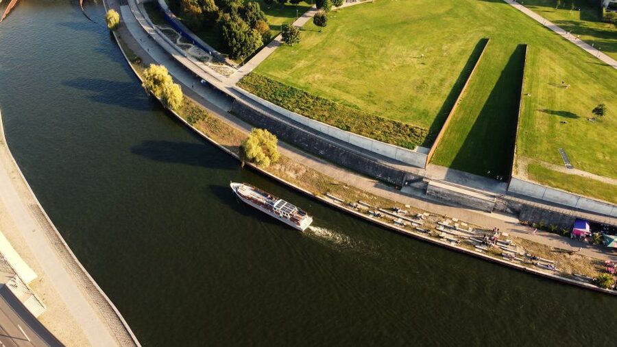 Berlin: Sightseeing Boat Tour on the Spree for Families - Weather and deck strategy: terrace when you can, inside when you must