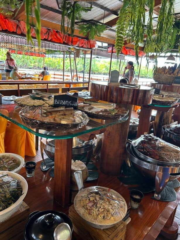 Bohol: Chocolate Hills Tour with Loboc River Cruise & Lunch - The Photo Stops That Set the Tone: Blood Compact Monument, Baclayon Church, and More