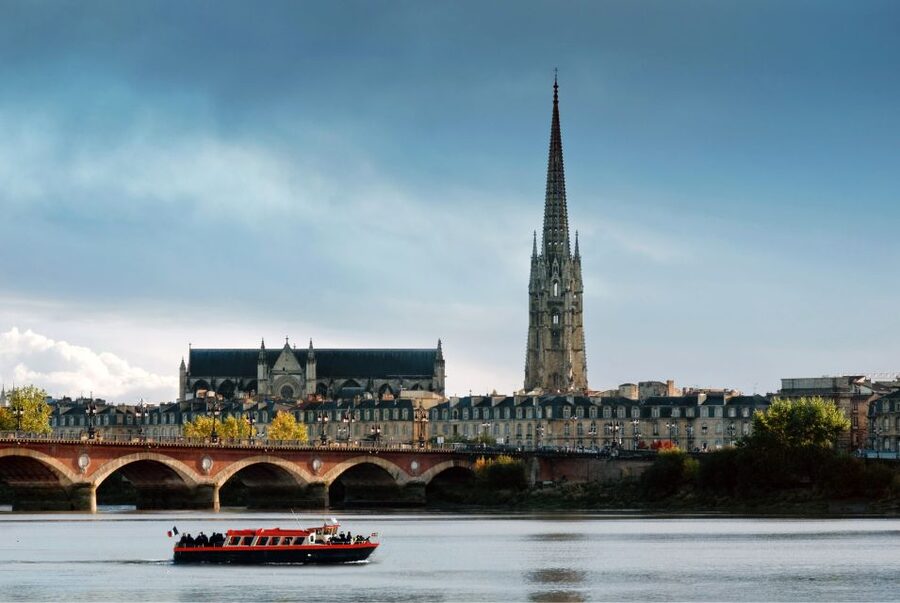 Bordeaux: River Cruise with Commentary, Wine and Canelé - Your 90 Minutes Start at Ponton d’Honneur (and It Actually Matters)