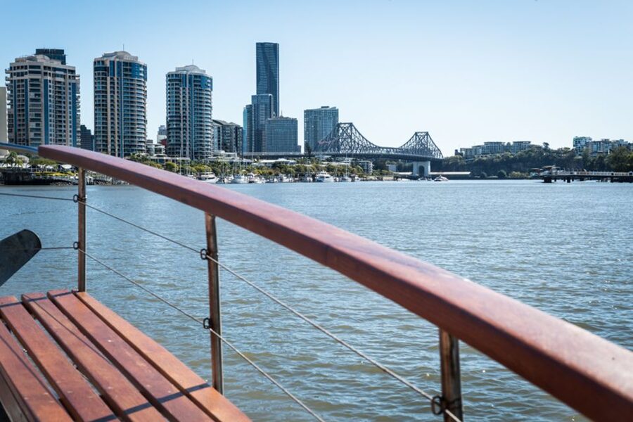 Brisbane: Cruise to Lunch Package: 10:30am-2pm (3.5hr) - Breakfast Creek Hotel lunch: classic pub comfort with a big meal