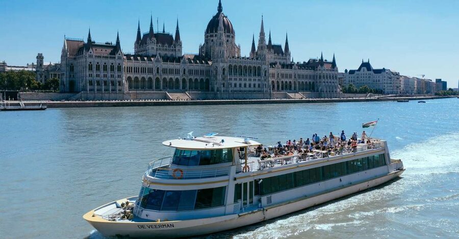 Budapest: 1-hour Sightseeing Danube River Cruise - Bridges and Cultural Landmarks as You Glide