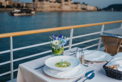 Budapest: 4-Course Dinner River Cruise with Live Folk Music - The 4-course Hungarian dinner: good food beats average cruise food