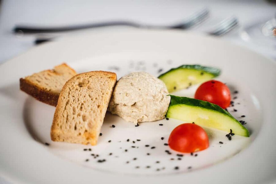 Budapest: 4-Course Dinner River Cruise with Live Folk Music - Photos and comfort: how to get the best views without freezing