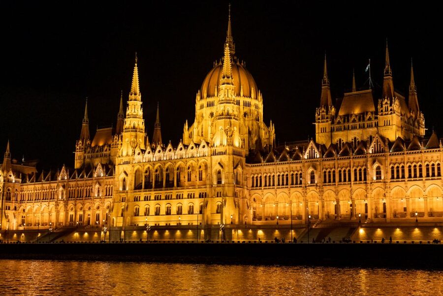 Budapest: Candlelit Dinner River Cruise with Live Music - Candlelit dining: how the 4 courses actually feel