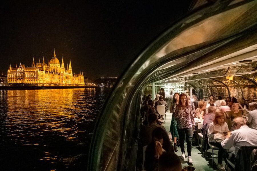 Budapest: Candlelit Dinner River Cruise with Live Music - No narration means you should bring a phone map