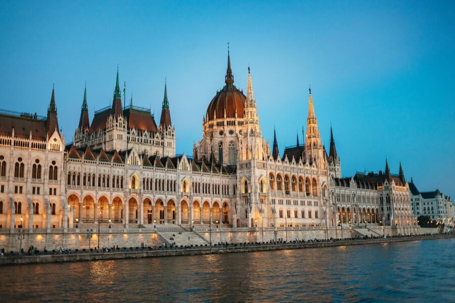 Budapest: Danube River Cruise with Dinner and Prosecco - Live music and dancers: why this is more than sightseeing