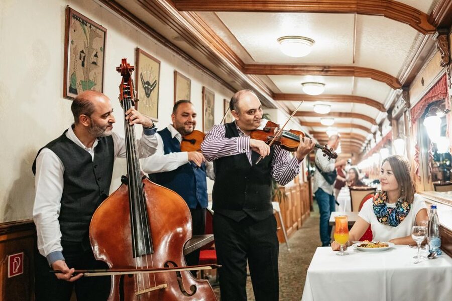 Budapest: Danube River Cruise with Dinner and Prosecco - The Danube at night: what you’ll see and how to spot the best moments