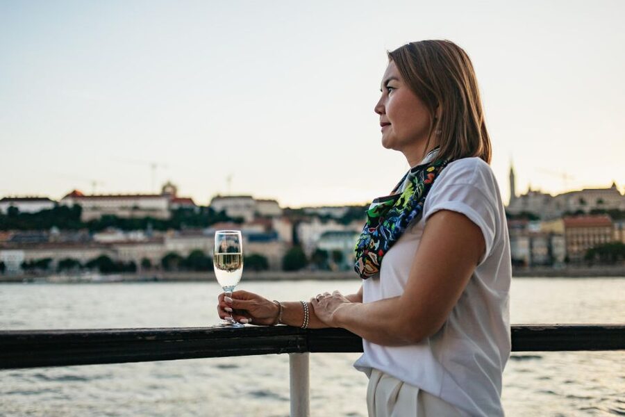 Budapest: Danube River Cruise with Dinner and Prosecco - How the 1.5 hours works with dinner and entertainment
