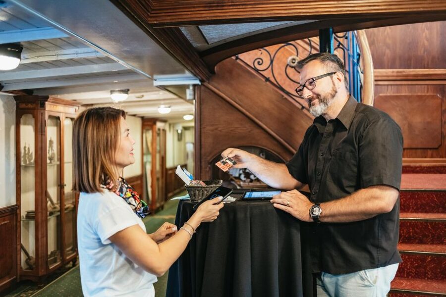 Budapest: Danube River Cruise with Dinner and Prosecco - Practical tips for a smoother boarding and better evening