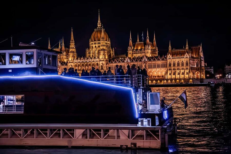 Budapest: Danube River Sightseeing Cruise with Audio Guide - Best time to go: daylight, sunset, or night lights