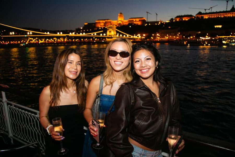 Budapest: Sightseeing River Cruise with Unlimited Cocktails - Parliament, Chain Bridge, and Fisherman’s Bastion in golden light