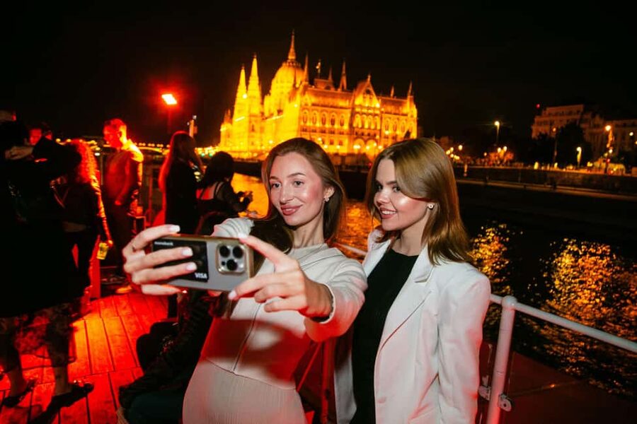 Budapest: Sightseeing River Cruise with Unlimited Cocktails - Unlimited Prosecco cocktails: how the bar experience really works