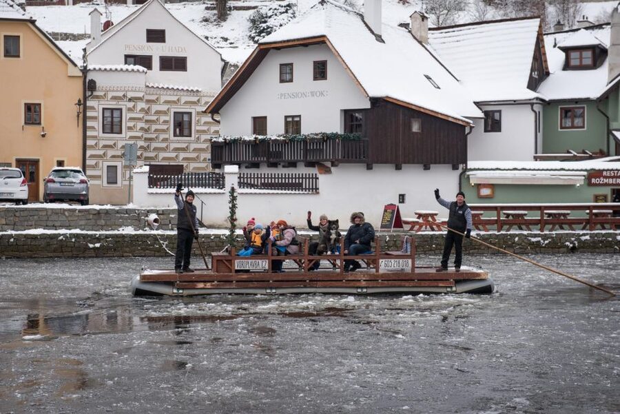 Český Krumlov: Advent Wooden Raft River Cruise - A 30-Minute Wooden Raft on the Vltava: What You Really Get