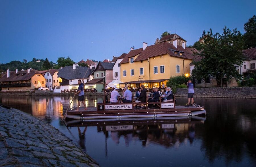 Český Krumlov: Advent Wooden Raft River Cruise - Onboard Experience: Two Skippers Tell You What You’re Seeing