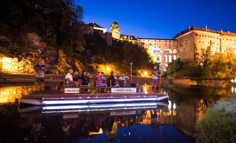 Český Krumlov: Advent Wooden Raft River Cruise - Drink of Your Choice at the Dock Stop: Small Comfort, Good Timing