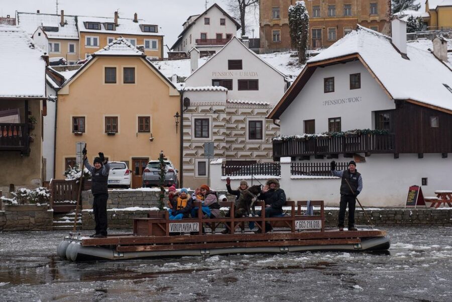 Český Krumlov: Advent Wooden Raft River Cruise - Languages, Pace, and Comfort: How to Choose the Right Moment