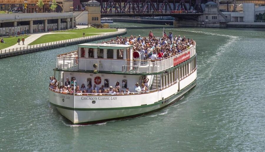 Chicago: First Lady River Cruise & Architecture Center Combo - Onboard comfort: open-air decks, covered seating, and snack breaks