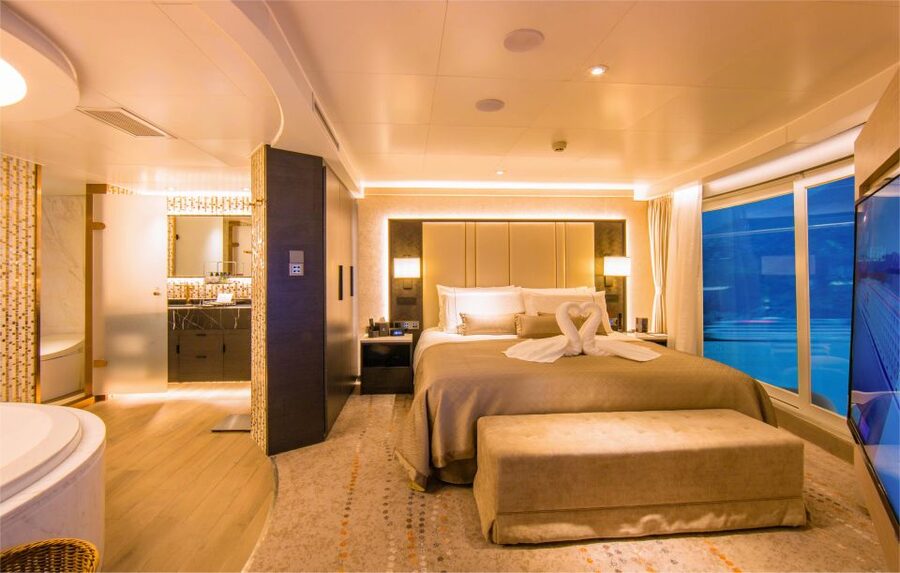 Chongqing: Yangtze River Cruise with Meals and Accommodation - Day 3: Qutang Gorge sailing, the White Emperor City option, and Shennv Stream
