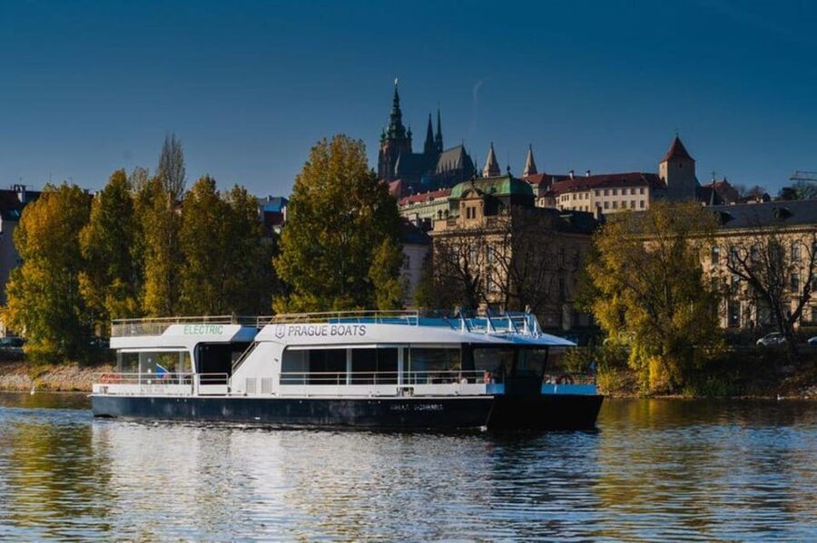 City Sightseeing Prague HOHO Bus, Castle Tour + River Cruise - How the Prague HOHO bus system works: Red vs Blue routes