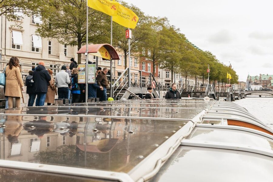 Copenhagen: Canal Cruise with Guide - Onboard experience: the guide, the sound, and the weather test