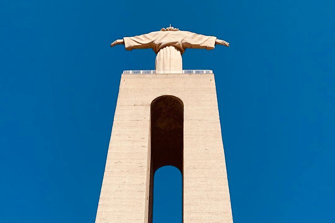 Cristo Rei Tuk-Tuk and River Cruise (2:45h) - Starting at Praça da Figueira: smooth logistics, low friction