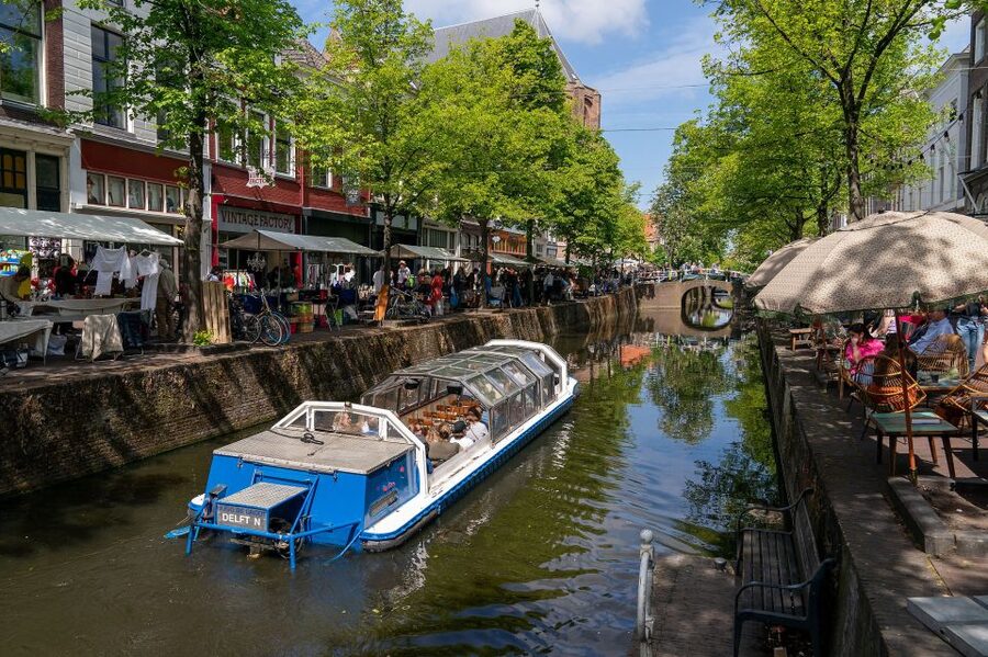 Delft: Canal Cruise with Guided Commentary - Photo Tips for the Glass Roof and Covered Windows