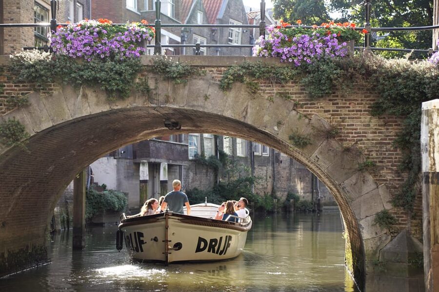 Dordrecht: City Canal Cruise - Groothoofd city-gate panoramas: getting the best angles