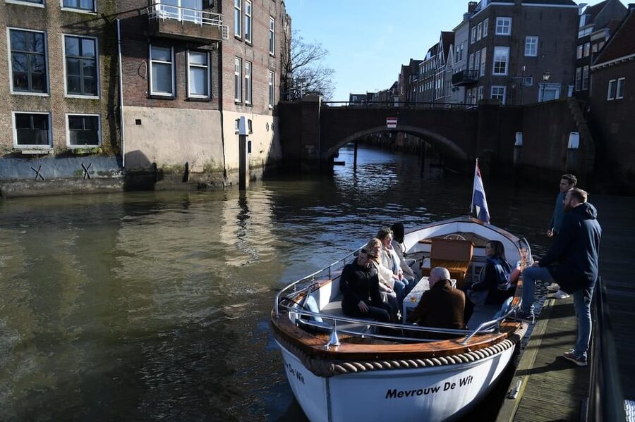 Dordrecht: City Canal Cruise - Live Dutch guiding with English audio: how you’ll follow along
