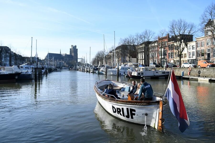 Dordrecht: City Canal Cruise - Drinks onboard: what you can buy and when it’s useful