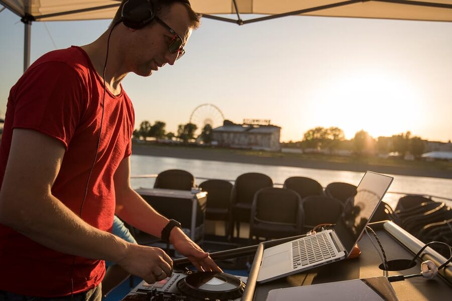 Düsseldorf: 2-Hour Evening Rhine River Cruise with Live DJ - Why This Rhine Cruise Works for an Evening in Düsseldorf
