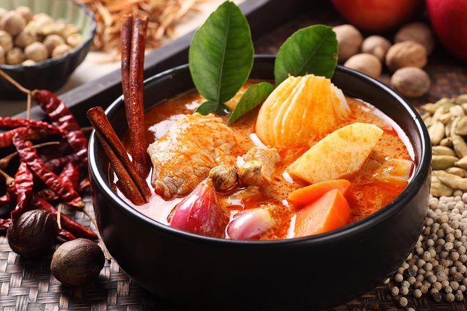Evening Thai Dinner and Huangpu River Cruise in Shanghai - Thai Set Dinner: What You’ll Taste Before the Cruise