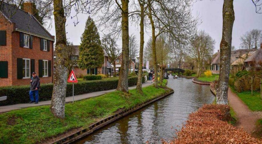 From Amsterdam: Giethoorn Guided Day Trip with Canal Cruise - How the Amsterdam-to-Giethoorn Coach Ride Sets the Mood