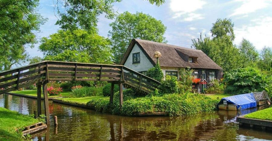 From Amsterdam: Giethoorn Sightseeing Tour and Canal Cruise - Key highlights you’ll feel right away
